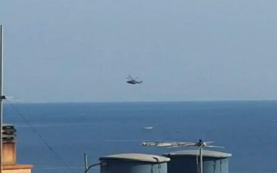 Le ricerche febbrili dei dispersi in mare: video del volo dell’elicottero che sorvola il porto